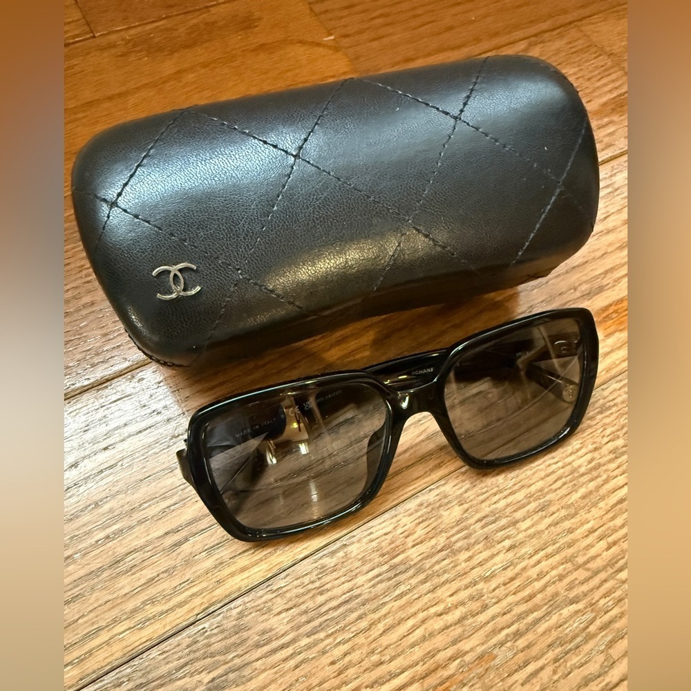 CHANEL Glossy Black Eyewear
